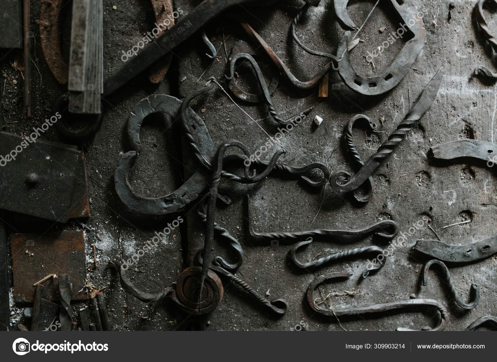 从上往下拍摄的带有工具和不同金属工艺的工作台的照片——图库图片© Wirestock #309903214