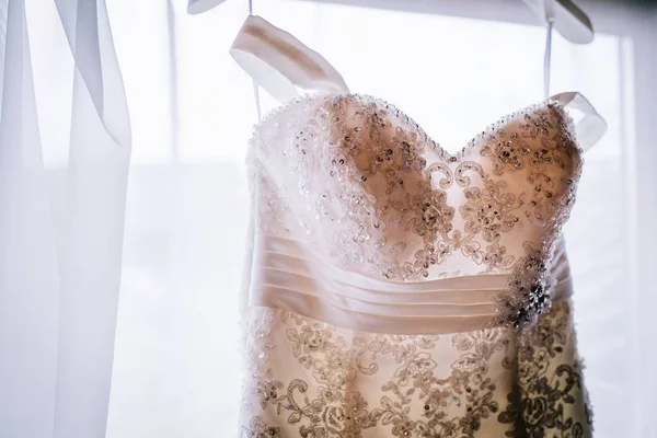 花嫁のショットを閉じるぼやけた背景を持つ結婚式の前にドレス — ストック写真