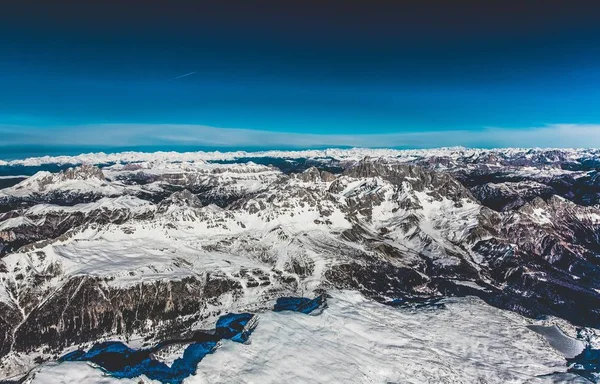 Uno Scatto Aereo Montagne Innevate Sotto Cielo Azzurro Chiaro — Foto Stock