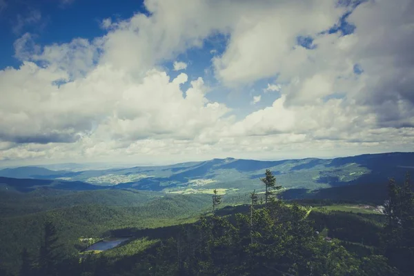 Vysoký Úhlový Záběr Krásných Zelených Stromů Hor Pod Úchvatnou Zamračený — Stock fotografie