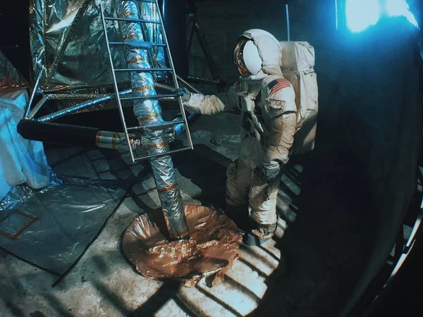 Gros plan d'une figurine de cosmonaute debout près d'une échelle artificielle — Photo