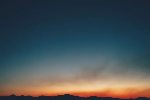 Una Silueta Montañas Con Cielo Naranja Azul Fondo —  Fotos de Stock