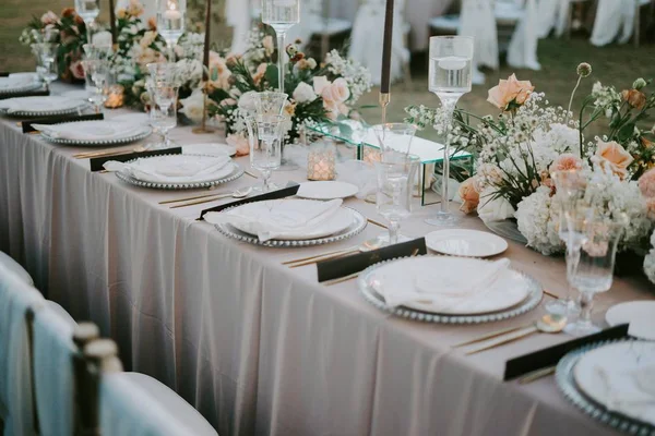 Gedecoreerde tafel met een bloemmotief voor een huwelijksfeest overdag — Stockfoto