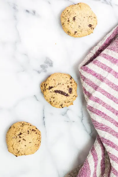 Overhead vertical shot of cookies on a white surface — Stock Photo, Image