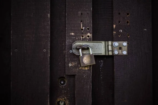 Blízký záběr dřevěných dveří s kovovým zámkem — Stock fotografie
