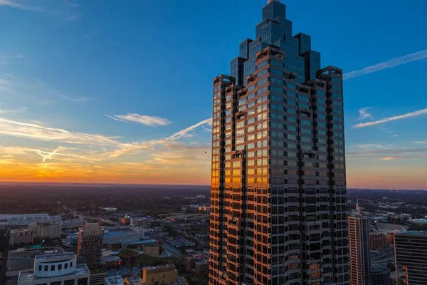 Foto de ángulo alto de un edificio de gran altura en Atlanta bajo el hermoso cielo azul en la noche —  Fotos de Stock
