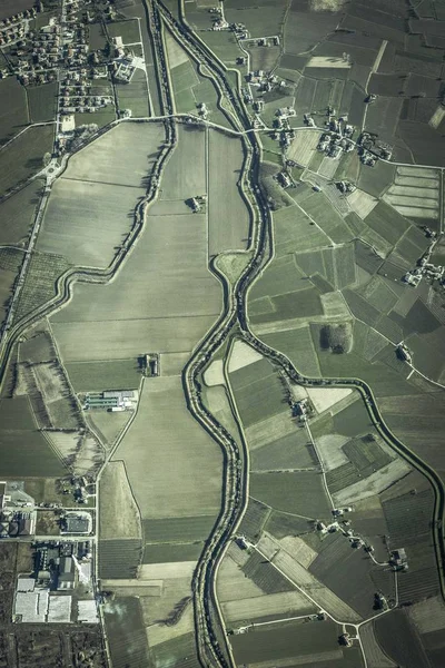 Een Verticale Luchtfoto Van Grasveld Met Gebouwen Boerderijen Paden Overdag — Stockfoto