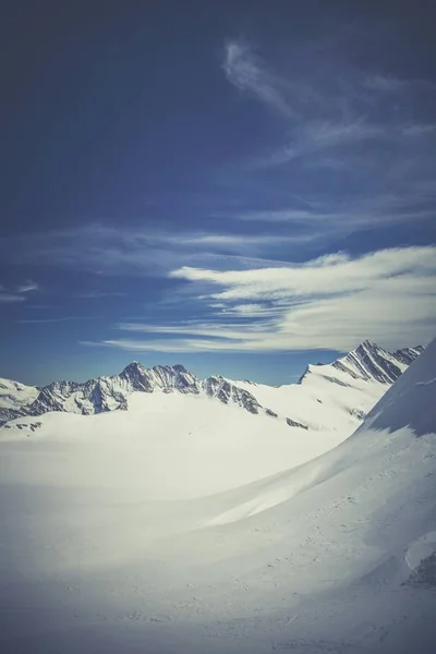 Прекрасный Пейзаж Снежного Швейцарского Горного Пейзажа Покрытого Снегом Облачным Небом — стоковое фото