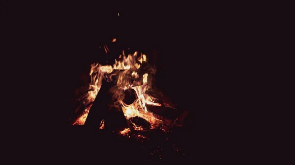 Shot of a campfire with a pitch-black background — Stock Photo, Image