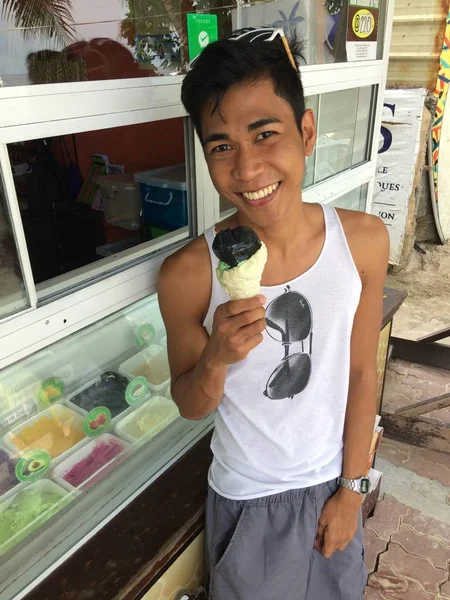 Bir erkeğin elinde dondurma külahıyla en sevdiği dondurmayı çekerken dikey görüntüsü. — Stok fotoğraf