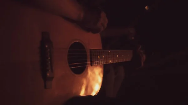 Tiro de perto de dois músicos tocando em duas guitarras acústicas — Fotografia de Stock