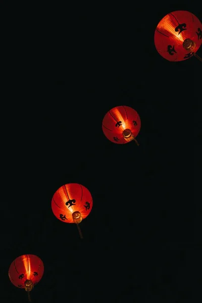 Photographie à faible angle de lanternes en papier avec lumières sous le ciel nocturne — Photo