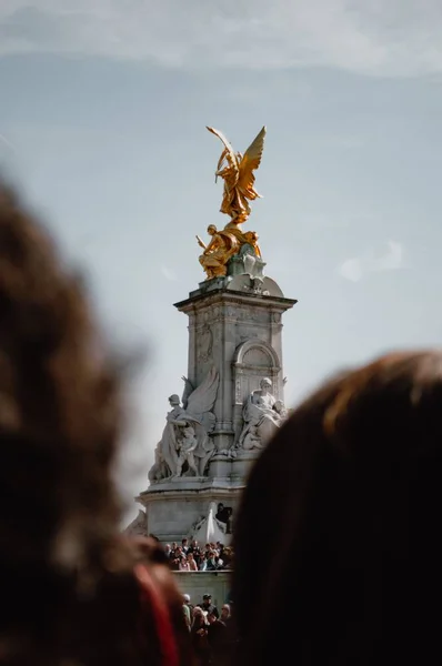 Vertikale Aufnahme der wunderschönen Statuen in der Nähe des Buckingham Palace in London — Stockfoto