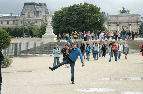 在法国巴黎Carrousel and Tuileries Garden拱门前摆姿势的人 — 图库照片