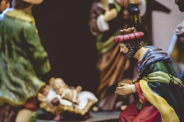 Detailní záběr biblického dioráma s magií přinášející dárky Ježíškovi — Stock fotografie