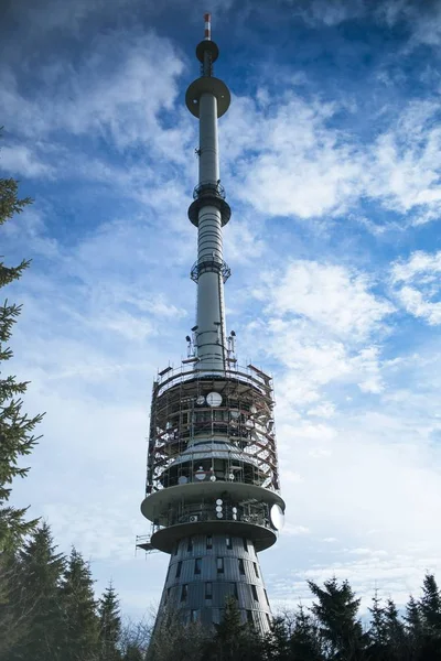 Tiro vertical de una torre satélite con un cielo azul nublado en el fondo —  Fotos de Stock