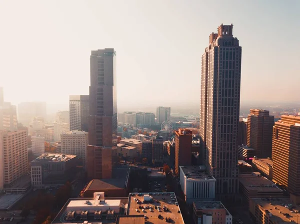Foto de ángulo alto de una ciudad con muchos edificios y coches de gran altura durante el eclipse —  Fotos de Stock
