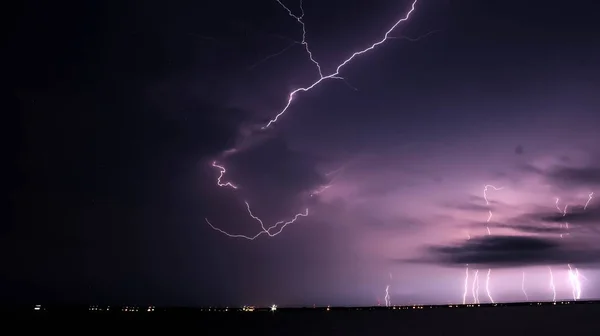 Hermosa toma de relámpagos locos en el cielo nocturno —  Fotos de Stock