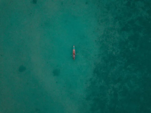 Luftaufnahme Des Meeres Mit Einem Kleinen Kajak Der Ferne — Stockfoto