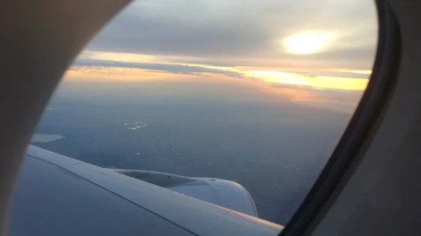 Bel colpo largo della vista del cielo durante il tramonto da un finestrino di un aeroplano — Foto Stock