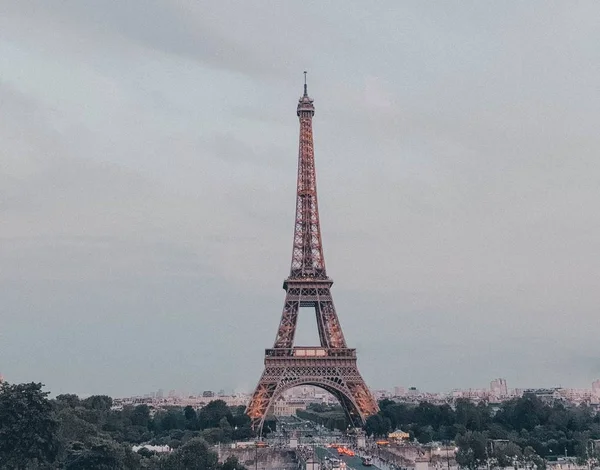 Lindo tiro da torre Eiffel com um céu nublado no fundo — Fotografia de Stock