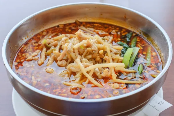 Cerrar toma de sopa con verduras en rodajas en un tazón de metal con un fondo borroso — Foto de Stock