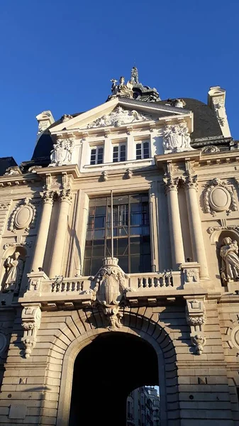 Нижній кут знімок палацу з чистим небом на задньому плані в Ренні (Франція) вдень. — стокове фото