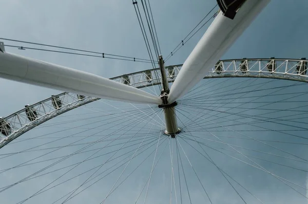 Low angle shot of a large Ferris Wheel under the clear blue sky — Stock Photo, Image