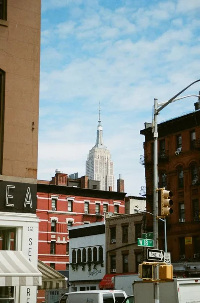 遠くに見えるエンパイアステートビルとニューヨーク市のダウンタウンの垂直ショット — ストック写真