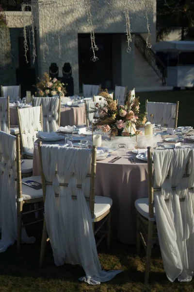Schöne Tischdekoration mit Blumen und Kerzen für einen Hochzeitsempfang — Stockfoto