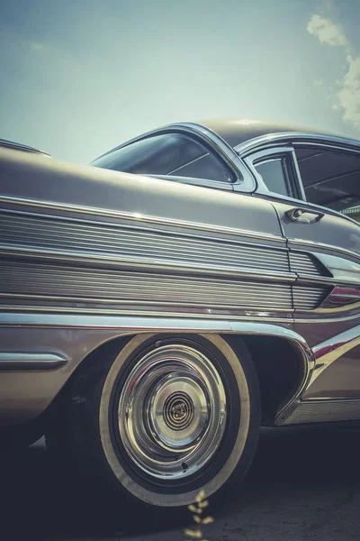 Vertical tiro de perto de um antigo carro vintage camada sob um céu azul durante o dia — Fotografia de Stock