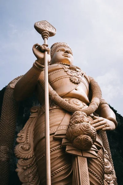 Low angle shot of Batu caves under the beautiful cloudy sky — Stock Photo, Image