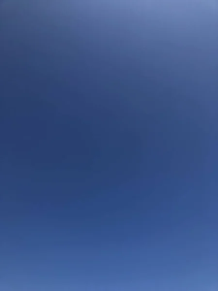 Pionowe ujęcie czysto naturalnego błękitnego czystego nieba na plaży w okresie letnim — Zdjęcie stockowe