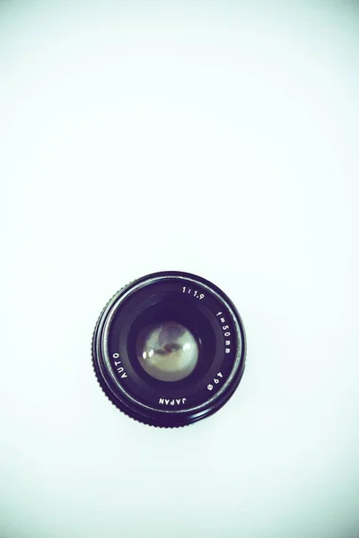 High angle shot of a black camera lens on a white surface — Stock Photo, Image