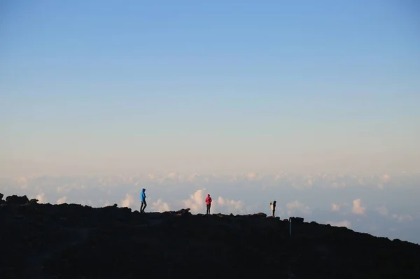Horisontell bild av två personer stående på Haleakala bergsklippor på Hawaii — Stockfoto