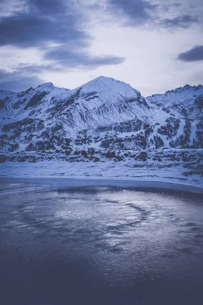 Uno Scatto Panoramico Montagne Coperte Neve Sotto Bellissimo Cielo Nuvoloso — Foto Stock