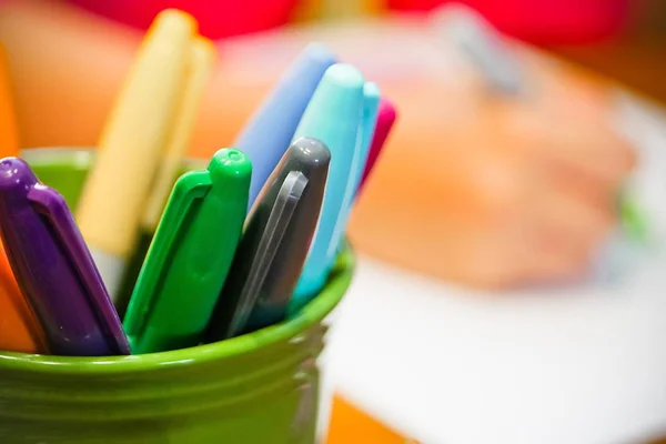 Primer plano enfoque selectivo de marcadores de colores y bolígrafos en tazas —  Fotos de Stock