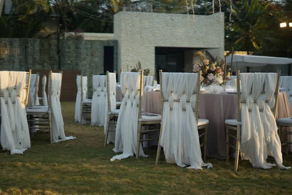 Schöne Aufnahme der geschmückten Tischdekoration für eine Hochzeitsfeier im Freien — Stockfoto