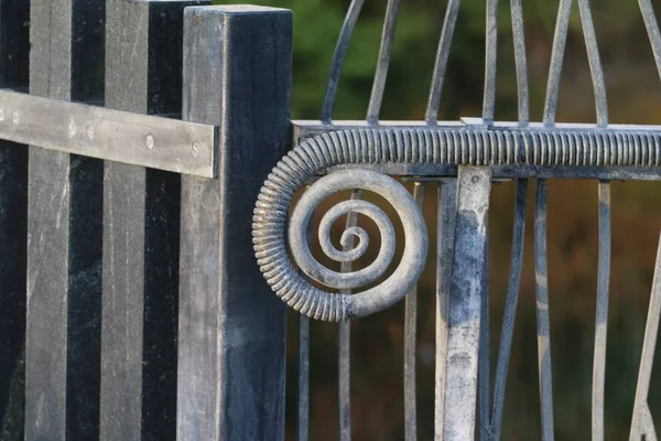 Tiro de close-up de um corrimão metálico espiral decorativo de uma cerca — Fotografia de Stock