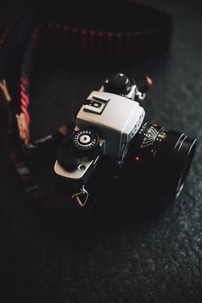 검은 지면 위에 카메라의 수직 촬영 — 스톡 사진