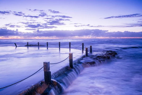 薄紫色の空の下で海の美しいショット — ストック写真