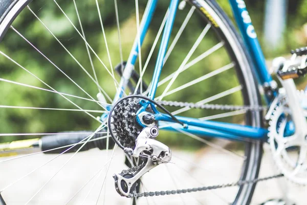Κοντινό πλάνο μπλε γρανάζια ποδηλάτου με θολή φόντο — Φωτογραφία Αρχείου