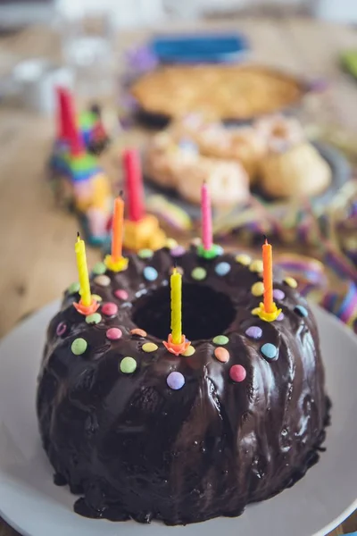 Bolo de chocolate delicioso com velas para a festa de aniversário de uma criança — Fotografia de Stock