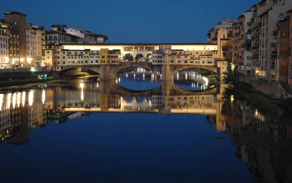 Beautiful shot of a bridge with buildings on it over the water with a clear sky in the background — Stock Photo, Image