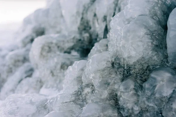 Chiudere colpo di acqua congelata con uno sfondo sfocato — Foto Stock