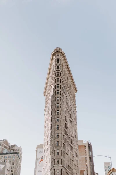 어느 화창 한 날아름다운 푸른 하늘 아래 뉴욕의 평평 한 철제 건물의 낮은 각도 촬영 — 스톡 사진