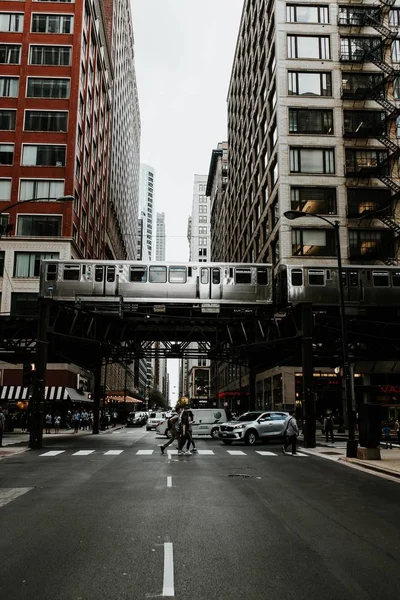 Foto vertical de una calle en el centro de Chicago con el tren pasando por el puente — Foto de Stock