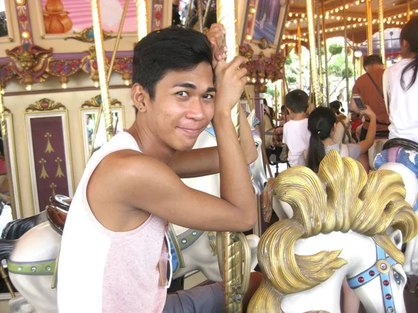 Plan rapproché d'un homme assis sur un carrousel — Photo