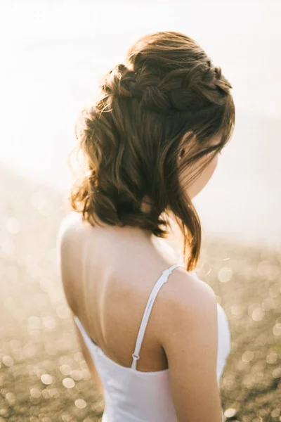 Függőleges felvétel egy fiatal nőről, fehér spagetti pántos ruhában a tengerparton. — Stock Fotó