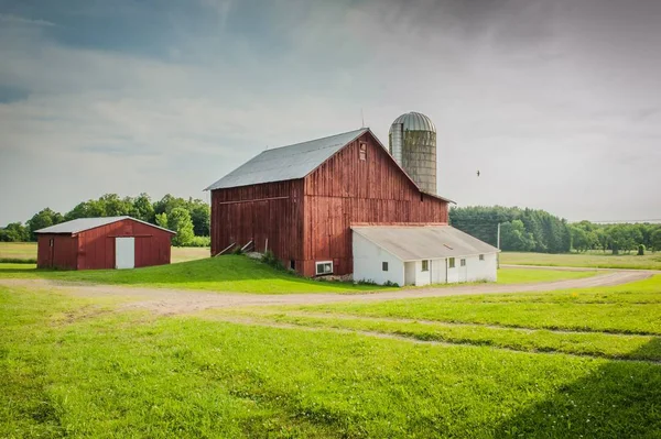 Krásná stará stodola s dojírnou na poli venkovských oblastí Pensylvánie — Stock fotografie